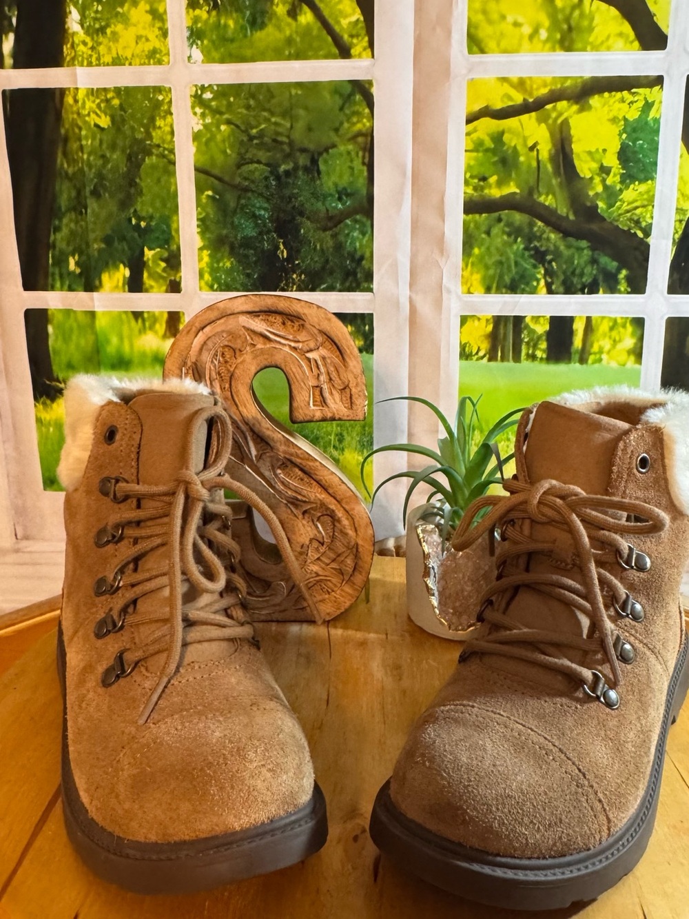 🥾 UGG Suede Fur-Lined Lace-Up Boots – Size 4